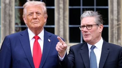 US President Donald Trump, left, and Keir Starmer, UK prime minister, during a Red Devils display at Chequers, near Aylesbury, UK, on Thursday, Sept. 18, 2025. (Bloomberg)