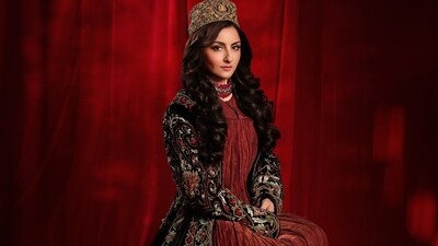 Soha channels modern-day royalty in a pleated 
gown paired with an embroidered velvet robe by Divani. A timeless choker necklace from ISVARI completes the look.