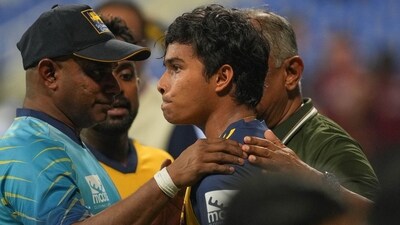 Sanath Jayasuriya informs Dunith Wellalage about his father's death Sanath Jayasuriya informs Dunith Wellalage about his father's death