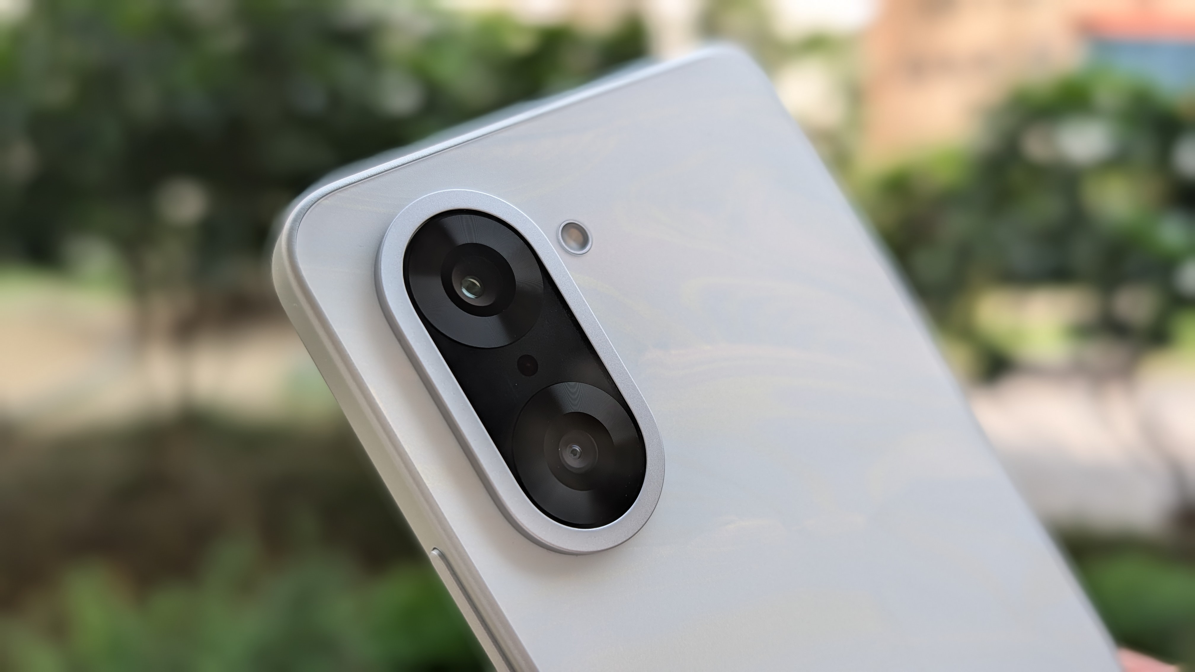 OnePlus Nord CE 5 5G features a dual camera setup with 50MP main camera. OnePlus Nord CE 5 5G features a dual camera setup with 50MP main camera.