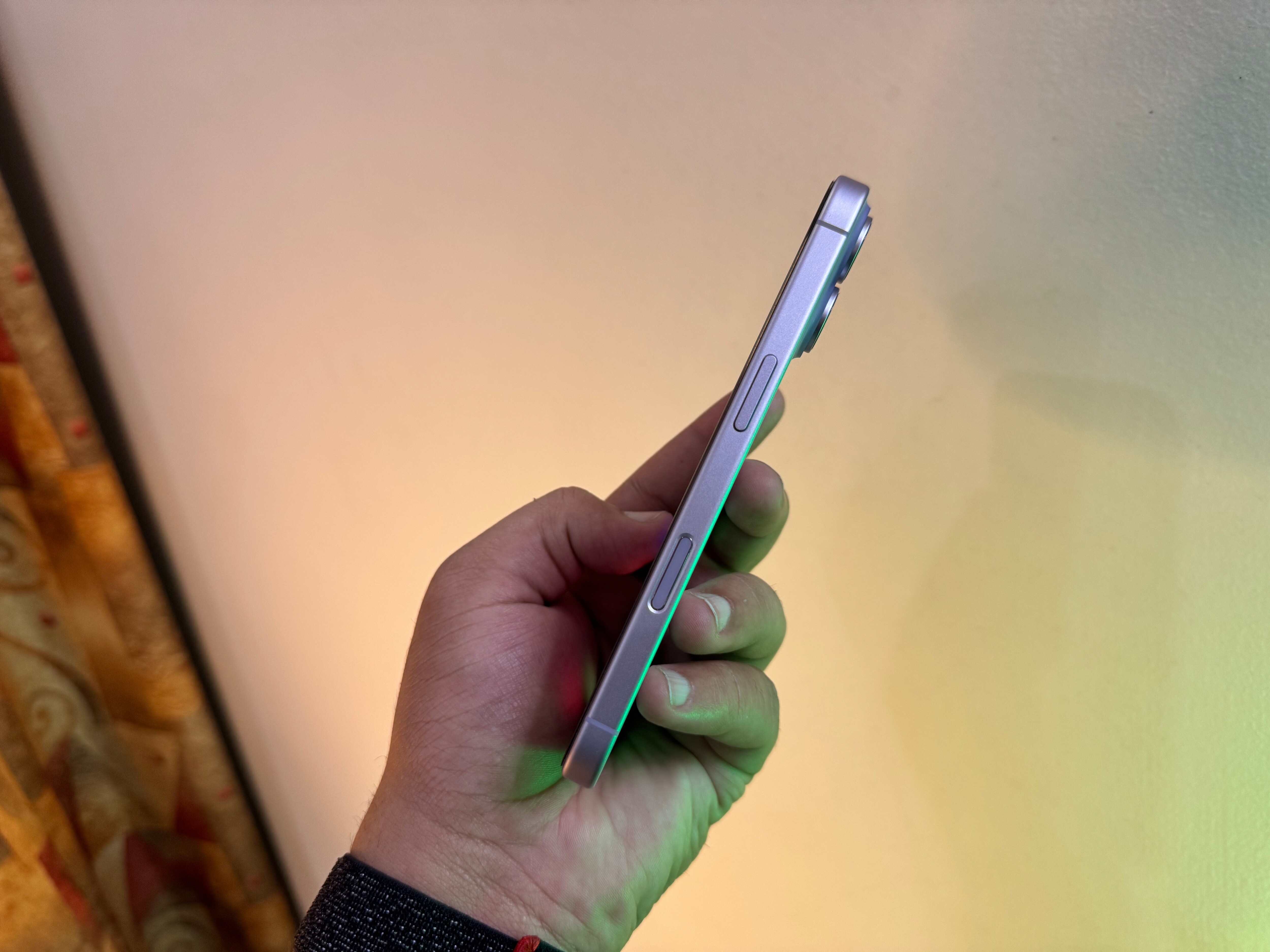 iPhone 17 benefits from the polished aluminium frame, which subtly reflects the light, giving the phone a more dynamic aesthetic. (Ayushmann Chawla) iPhone 17 benefits from the polished aluminium frame, which subtly reflects the light, giving the phone a more dynamic aesthetic. (Ayushmann Chawla)