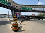 Crash tyre barricades installed at Signature Tower Chowk near foot-over-bridge. (Parveen Kumar/HT) Crash tyre barricades installed at Signature Tower Chowk near foot-over-bridge. (Parveen Kumar/HT)