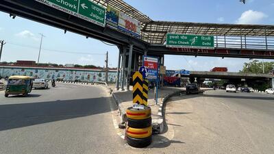 Crash tyre barricades installed at Signature Tower Chowk near foot-over-bridge. (Parveen Kumar/HT) Crash tyre barricades installed at Signature Tower Chowk near foot-over-bridge. (Parveen Kumar/HT)