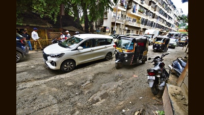 Each day, from as early as 6 a.m. and again during evening peak hours, traffic crawls along key stretches, especially at Mammadevi Chowk, a major intersection connecting several arterial roads. (MAHENDR AKOLHE/HT PHOTO) Each day, from as early as 6 a.m. and again during evening peak hours, traffic crawls along key stretches, especially at Mammadevi Chowk, a major intersection connecting several arterial roads. (MAHENDR AKOLHE/HT PHOTO)