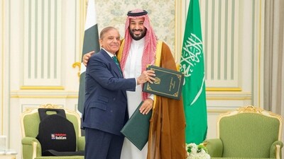 Saudi Crown Prince Mohammed bin Salman and Pakistan Prime Minister Shehbaz Sharif (REUTERS)