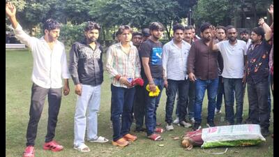Students of Maharshi Dayanand University (MDU) in Rohtak protesting on Saturday. (HT Photo) Students of Maharshi Dayanand University (MDU) in Rohtak protesting on Saturday. (HT Photo)
