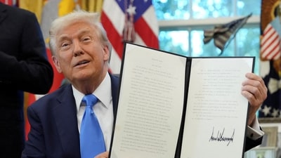 U.S. President Donald Trump displays a signed executive order on gold card visa in the Oval Office at the White House in Washington, D.C., U.S., September 19, 2025. REUTERS/Ken Cedeno     TPX IMAGES OF THE DAY (REUTERS)