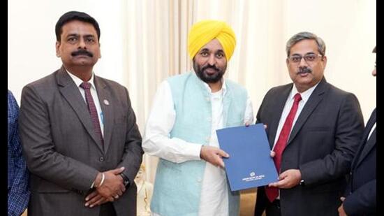 Punjab chief minister Bhagwant Mann receives the donation of ₹2 crore from senior officials of the Union Bank of India for Mission Chardikala in Chandigarh on Saturday. (ANI)