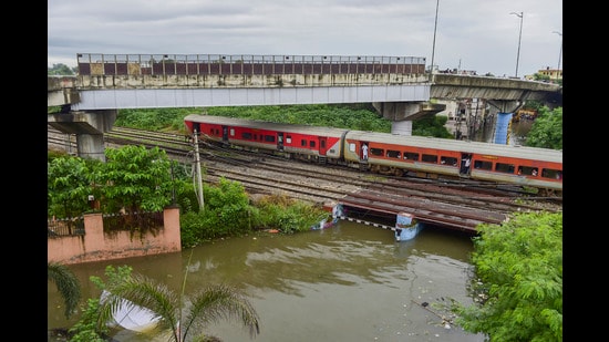 The new air routes are expected to benefit traders, entrepreneurs, students, tourists, and devotees travelling frequently between these cities. (HT)