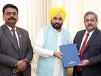 Punjab chief minister Bhagwant Mann receives the donation of <span class='webrupee'>₹</span>2 crore from senior officials of the Union Bank of India for Mission Chardikala in Chandigarh on Saturday. (ANI) Punjab chief minister Bhagwant Mann receives the donation of <span class='webrupee'>₹</span>2 crore from senior officials of the Union Bank of India for Mission Chardikala in Chandigarh on Saturday. (ANI)