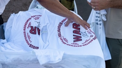"WAR" shirts, which stand for "we are ready," are sold as mourners gather at a memorial outside of Turning Point USA headquarters in Phoenix, Arizona, US, on Saturday, Sept. 20, 2025. (Bloomberg) "WAR" shirts, which stand for "we are ready," are sold as mourners gather at a memorial outside of Turning Point USA headquarters in Phoenix, Arizona, US, on Saturday, Sept. 20, 2025. (Bloomberg)