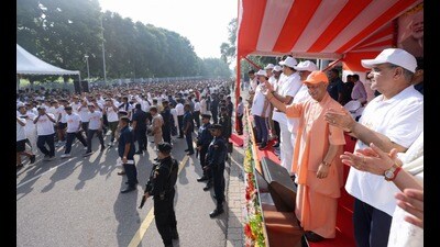 Chief minister Yogi Adityanath flags off NaMo Yuva Marathon from his official residence in Lucknow on Sunday. (HT)