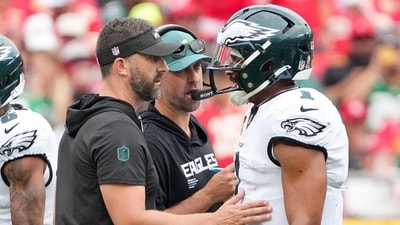 Philadelphia Eagles head coach Nick Sirianni and offenisve coordinator Kevin Patullo speak with Philadelphia Eagles quarterback Jalen Hurts (IMAGN IMAGES via Reuters Connect)