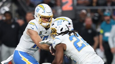 Los Angeles Chargers quarterback Justin Herbert (10) hands the ball off to Najee Harris (22) (IMAGN IMAGES via Reuters Connect)