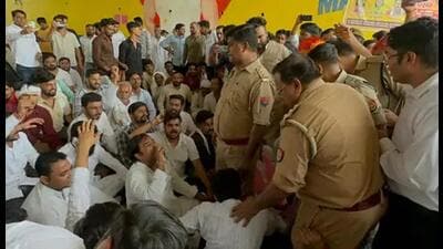 Police detained several leaders, including Ravindra Bhati and Abhinav Motla. (HT)