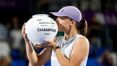 Poland's Iga Swiatek celebrates with the trophy after winning her singles final against Russia's Ekaterina Alexandrova REUTERS/Kim Soo-Hyeon (REUTERS)