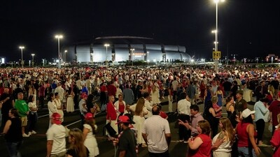 People arrive, ahead of the morning sunlight, to attend a memorial service for slain conservative commentator Charlie Kirk at State Farm Stadium, in Glendale, Arizona, U.S., September 21, 2025.  REUTERS/Cheney Orr (REUTERS)