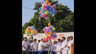 Union minister of housing and urban affairs Manohar Lal Khattar releases balloons during the flagging-off ceremony of the 'Namo Yuva Run: For A Nasha Mukt Bharat' in Gurugram on Sunday. (PTI) Union minister of housing and urban affairs Manohar Lal Khattar releases balloons during the flagging-off ceremony of the 'Namo Yuva Run: For A Nasha Mukt Bharat' in Gurugram on Sunday. (PTI)