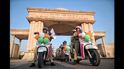 Women cops take part in the rally in Lucknow on Sunday. (Mustaq Ali/HT)