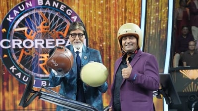 Amitabh Bachchan honoured 'Helmet Man of India' Raghvendra Kumar on KBC 17.
