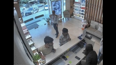 The video, dated September 18, appears to be from a hair salon. (X/@gharkekalesh) The video, dated September 18, appears to be from a hair salon. (X/@gharkekalesh)