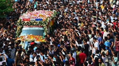Hundreds of fans gather to pay their last respects as the mortal remains of singer Zubeen Garg are taken to his residence from the Guwahati airport, Sunday, Sept. 21, 2025. (PTI Photo)(PTI09_21_2025_000081B) (PTI) Hundreds of fans gather to pay their last respects as the mortal remains of singer Zubeen Garg are taken to his residence from the Guwahati airport, Sunday, Sept. 21, 2025. (PTI Photo)(PTI09_21_2025_000081B) (PTI)