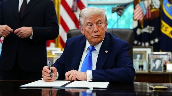 White House clarified that the new visa fee applies only to new applicants. (Bloomberg)