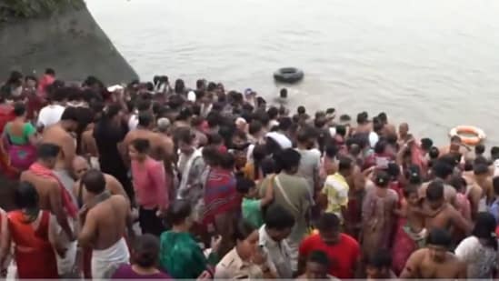 A massive crowd of devotees gathered at the banks of the Hooghly river in West Bengal's Dakshineshwar at 4 am to perform ‘tarpan’. (X/ @PTI_News)