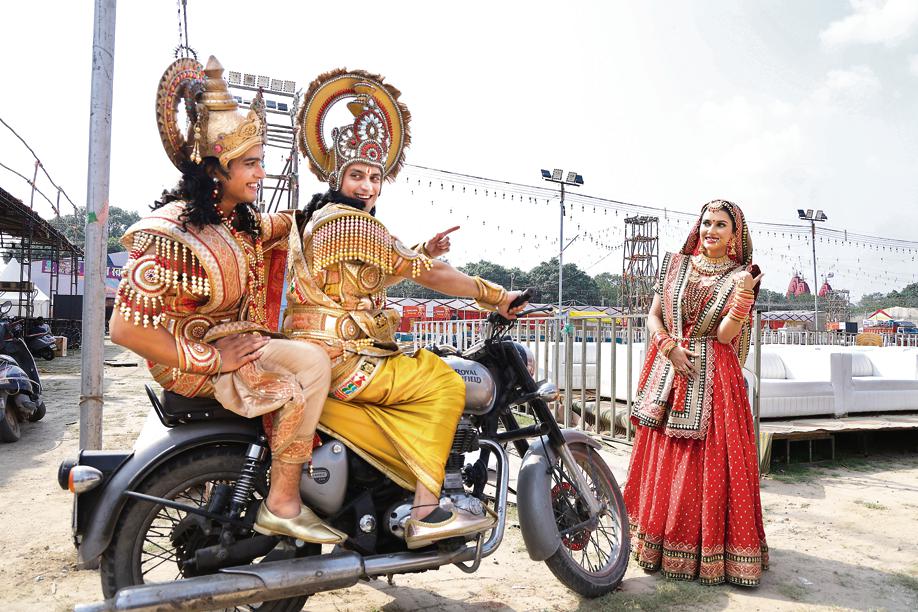 Lift please: When Mumbai-based actor Kinshuk Vaidya sets out to vroom on the Delhi streets with help of Delhi-based Rajan Sharma as pillion, Riney Aryaa doesn’t miss the chance to ask to join in the fun ride! Lift please: When Mumbai-based actor Kinshuk Vaidya sets out to vroom on the Delhi streets with help of Delhi-based Rajan Sharma as pillion, Riney Aryaa doesn’t miss the chance to ask to join in the fun ride!