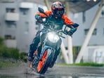 The KTM 160 Duke is available in india with 3 colour options, inlcuding Electric Orange, Atlantic Blue, and Silver Metallic Matte