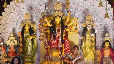 Devotees offer prayer to Goddess Durga during the Durga Puja and Navratri festivals. (Parveen Kumar/Hindustan Times)