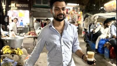 Citizen Saad in Gali Choori Wallan, carrying the cup-and-glass chai. (HT) Citizen Saad in Gali Choori Wallan, carrying the cup-and-glass chai. (HT)