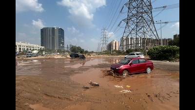 Deep potholes, poor lighting and unchecked heavy vehicles make SPR unsafe, with residents demanding lasting repairs over patchwork fixes. (Parveen Kumar/HT) Deep potholes, poor lighting and unchecked heavy vehicles make SPR unsafe, with residents demanding lasting repairs over patchwork fixes. (Parveen Kumar/HT)