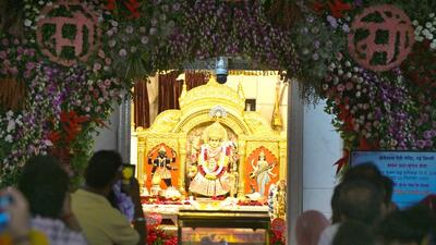 Devotees offer prayers on the first day of Navratri at the Jhandewalan temple. (Sonu Mehta/HT Photo) Devotees offer prayers on the first day of Navratri at the Jhandewalan temple. (Sonu Mehta/HT Photo)