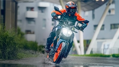 The KTM 160 Duke is available in india with 3 colour options, inlcuding Electric Orange, Atlantic Blue, and Silver Metallic Matte The KTM 160 Duke is available in india with 3 colour options, inlcuding Electric Orange, Atlantic Blue, and Silver Metallic Matte
