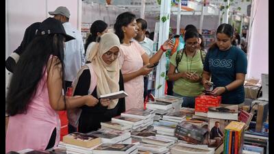 Visitors browse books on the third day of the Gomti Book Festival at Lucknow University on Monday. (Mushtaq Ali/HT Photo) Visitors browse books on the third day of the Gomti Book Festival at Lucknow University on Monday. (Mushtaq Ali/HT Photo)