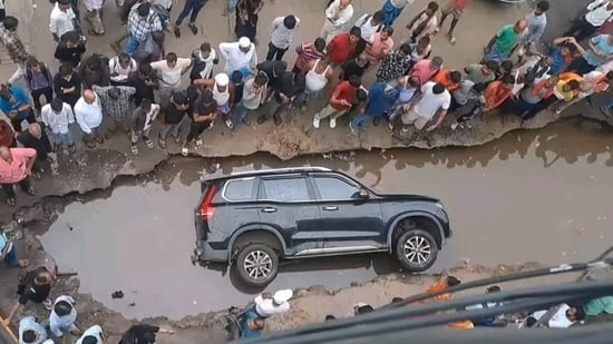 The woman further claimed that no safety measures had been implemented to alert commuters. (X)