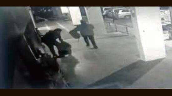 The robbers were forced to flee empty-handed after the quick-thinking guard raised the alarm. They were captured in the jewellery store’s CCTV cameras. (HT)