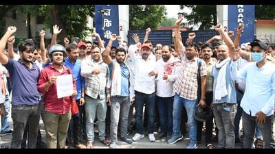 Aspirants protesting outside UPPSC headquarters in Prayagraj on Tuesday (HT Photo)
