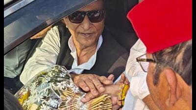 Azam Khan being welcomed by Samajwadi Party leaders in Bareilly on Tuesday. (PTI)