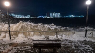 Waves surge over a promenade in Heng Fa Chuen area during Super Typhoon Ragasa in Hong Kong (Bloomberg) Waves surge over a promenade in Heng Fa Chuen area during Super Typhoon Ragasa in Hong Kong (Bloomberg)