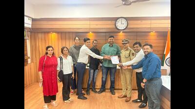 NRAI office bearers, led by Advocate Ajinkya Udane, meet with Pune Police Commissioner Amitesh Kumar. (HT) NRAI office bearers, led by Advocate Ajinkya Udane, meet with Pune Police Commissioner Amitesh Kumar. (HT)