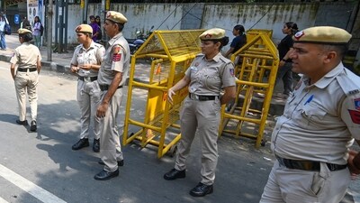 According to police, the accident occurred on Monday at around 7.30 am in front of Paharganj Police Station. (Sanchit Khanna/Hindustan Times) According to police, the accident occurred on Monday at around 7.30 am in front of Paharganj Police Station. (Sanchit Khanna/Hindustan Times)