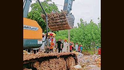 Residents say sandbags failed to stop the embankment’s erosion. (HT File Photo) Residents say sandbags failed to stop the embankment’s erosion. (HT File Photo)