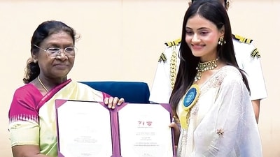 President Droupadi Murmu presenting actor Janki Bodiwala with her award President Droupadi Murmu presenting actor Janki Bodiwala with her award