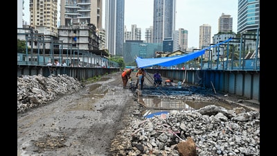 The British-era Elphinstone bridge was closed to traffic on the night of September 12 to make way for the Sewri Worli Elevated Corridor. (Raju Shinde/HT Photo) The British-era Elphinstone bridge was closed to traffic on the night of September 12 to make way for the Sewri Worli Elevated Corridor. (Raju Shinde/HT Photo)