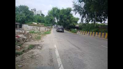 The new bridge will enhance connectivity across Greater Noida sectors, the Yamuna Expressway service road, and nearby villages. (HT Photos)