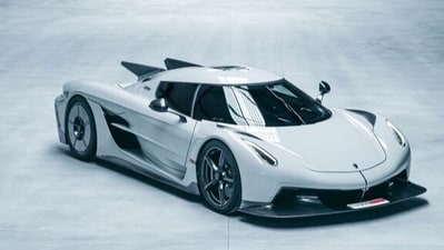 Koenigsegg Jesko Absolut has a top speed of estimated 499 kmph. Koenigsegg Jesko Absolut has a top speed of estimated 499 kmph.