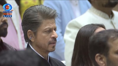 Shah Rukh Khan sings the National Anthem during the ceremony. Shah Rukh Khan sings the National Anthem during the ceremony.