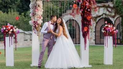 Does marriage bring in extra joy? The answer is much more nuanced. (Freepik)